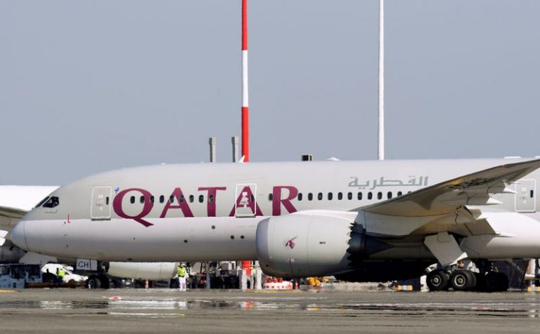 LYNXMPEG1I0GZ.jpg,FOTO DE ARCHIVO: Un avión Boeing 787-8 Dreamliner de Qatar Airways es fotografiado en el aeropuerto Leonardo da Vinci-Fiumicino de Roma, Italia, el 30 de marzo de 2019. REUTERS/Alberto Lingria; Crédito: Alberto Lingria, Reuters