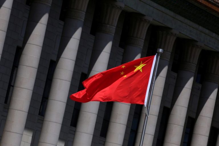LYNXMPEG1I0QD.jpg,FILE PHOTO: A Chinese flag flutters in front of the Great Hall of the People in Beijing, China, May 27, 2019. REUTERS/Jason Lee; Crédito: JASON LEE, Reuters
