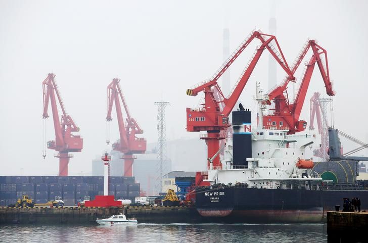 LYNXMPEG1I0QF-1.jpg,FOTO DE ARCHIVO: Un carguero de petróleo cruza el puerto de Qingdao, en la provincia china de Shandong. Abril 21, 2019. REUTERS/Jason Lee; Crédito: Jason Lee, Reuters