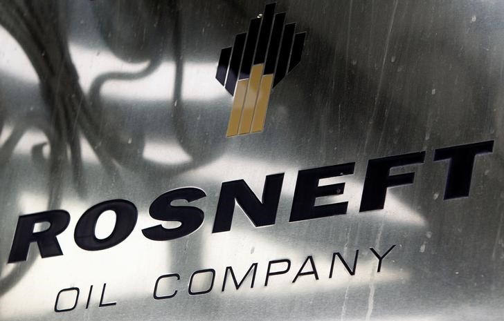 LYNXMPEG1I0QP.jpg,Un logotipo de la petrolera estatal rusa Rosneft se ve en su oficina en Moscú, 18 octubre 2012.
REUTERS/Maxim Shemetov/Imagen de archivo; Crédito: © Maxim Shemetov / Reuters, Reuters