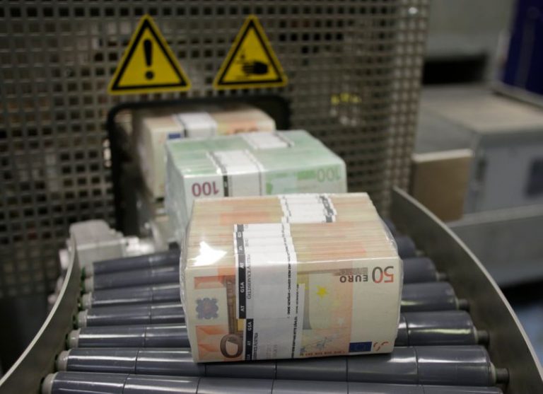 LYNXMPEG1I0QQ-1.jpg,Imagen de archivo de paquetes con billetes de 50 y 100 euros en la firma GSA Austria (Money Service Austria) en Viena. 22 julio 2013. REUTERS/Leonhard Foeger; Crédito: Leonhard Foeger, Reuters