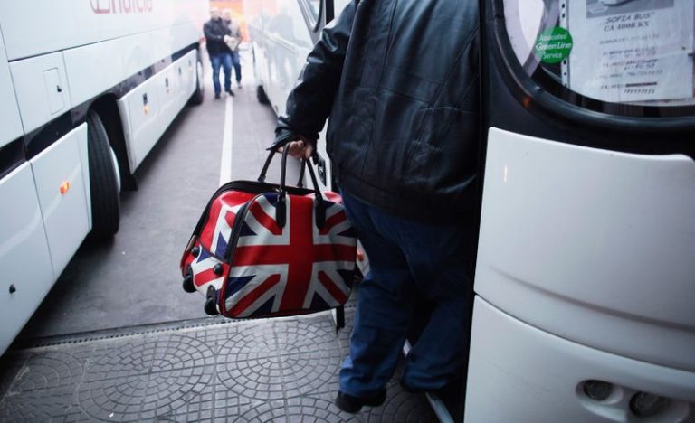 LYNXMPEG1I0QX.jpg,Imagen de archivo de un hombre con una maleta con la bandera de Reino Unido subiendo a un autobús que le llevará desde Sofía, Bulgariam a Londres. 2 enero 2014. REUTERS/Stoyan Nenov; Crédito: Stoyan Nenov, Reuters