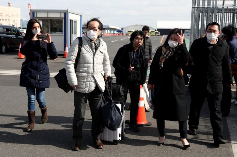 LYNXMPEG1I0RO.jpg,Pasajeros con máscaras faciales salen del crucero Diamond Princess en la Terminal de Cruceros del Muelle Daikoku en Yokohama, al sur de Tokio, Japón, el 19 de febrero de 2020. REUTERS/Athit Perawongmetha; Crédito: ATHIT PERAWONGMETHA, Reuters