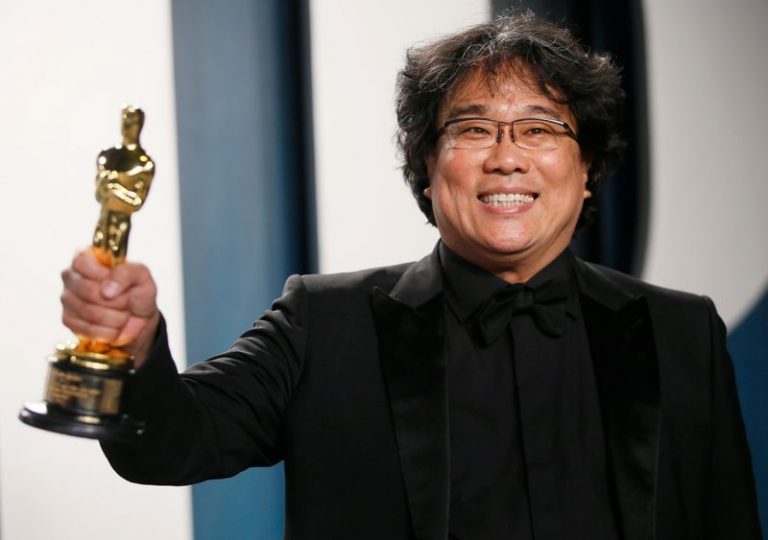 LYNXMPEG1I0Z2.jpg,FOTO DE ARCHIVO. Bong Joon-ho sostiene uno de sus Oscar por 