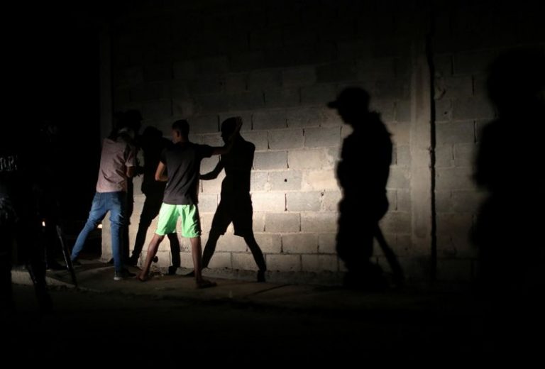 LYNXMPEG1I17V.jpg,Imagen de archivo de miembros de la Fuerza de Acción Especial de la Policía Nacional de Venezuela (FAES) deteniendo gente durante una patrulla nocturna en Barquisimeto, Venezuela. 20 septiembre 2019. REUTERS/Ivan Alvarado; Crédito: Ivan Alvarado, Reuters