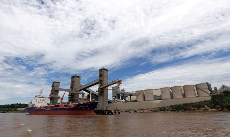 LYNXMPEG1I1GX.jpg,Grain is loaded aboard ships for export on a port on the Parana river near Rosario, Argentina January 31, 2017.  Picture taken January 31, 2017. REUTERS/Marcos Brindicci; Crédito: MARCOS BRINDICCI, Reuters