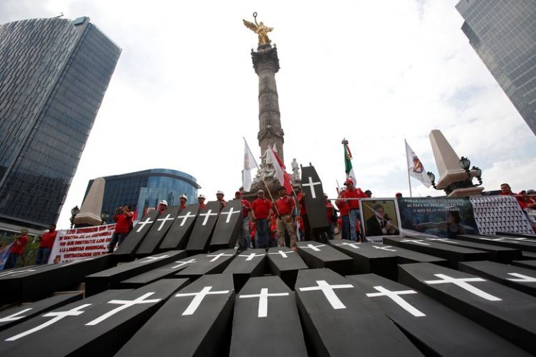 LYNXMPEG1I1IP.jpg,Imagen de archivo de una protesta en el monumento del Ángel de la Independencia, en Ciudad de México, para conmemorar a los trabajadores que murieron en 2016 en una explosión en la mina de carbón Pasta de Conchos, del gigante Grupo México. 19 de febrero de 2018. REUTERS / Ginnette Riquelme; Crédito: GINNETTE RIQUELME, Reuters