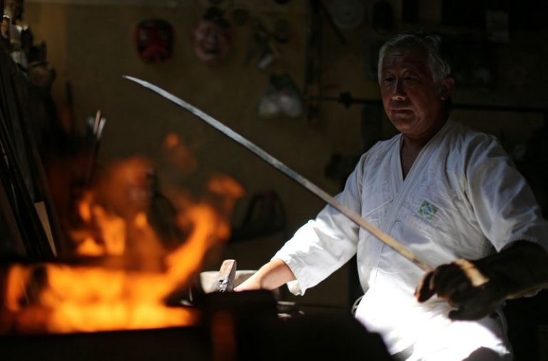 LYNXMPEG1I1JF.jpg,El samurái Edson Suemitsu prepara una katana en su casa en Curitiba. 17 de febrero de 2020.  REUTERS/Rodolfo Buhrer; Crédito: Rodolfo Buhrer, Reuters