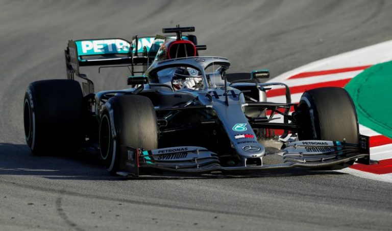 LYNXMPEG1I1QD.jpg,El Mercedes de Lewis Hamilton durante el primer día de pruebas de pretemporada que se realizan en España. Barcelona, España, febrero 19, 2020; Crédito: Albert Gea, Reuters