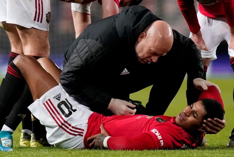 LYNXMPEG1I1QE.jpg,Imagen de archivo del jugador del Manchester United Marcus Rashford recibiendo atención médica tras una lesión sufrida en el partido ante el Wolverhampton Wanderers por la FA Cup, en Manchester, Inglaterra - Enero 15, 2020   REUTERS/Andrew Yates/; Crédito: Andrew Yates, Reuters