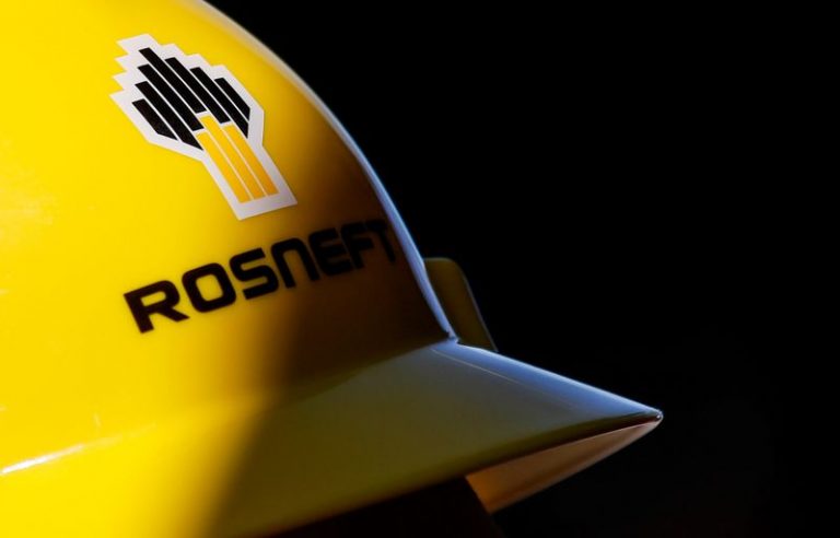 LYNXMPEG1I1RN.jpg,FOTO DE ARCHIVO. El logo de la empresa Rosneft aparece en un casco de seguridad, en Vung Tau, Vietnam. 27 de abril de 2018. REUTERS/Maxim Shemetov.; Crédito: MAXIM SHEMETOV, Reuters