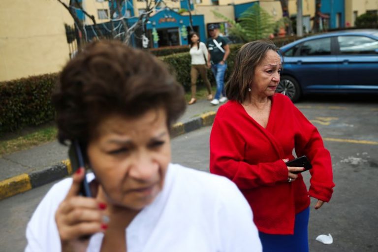 LYNXMPEG1I1RT.jpg,FOTO DE ARCHIVO:  Personas sostienen sus celulares después de un sismo en Bogotá, Colombia. el 24 de diciembre de 2019. REUTERS/Luisa González.; Crédito: Luisa Gonzalez, Reuters