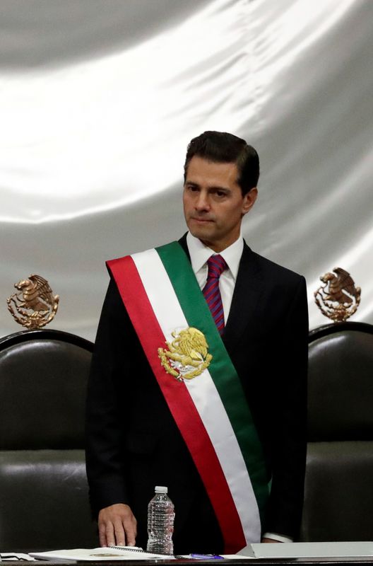 LYNXMPEG1I1XQ.jpg,Imagen de archivo. El entonces saliente presidente de México, Enrique Peña Nieto, mira cuando su sucesor, Andrés Manuel López Obrador, toma juramento en el Congreso mexicano. 1 de diciembre de 2018. REUTERS/Henry Romero; Crédito: HENRY ROMERO, Reuters
