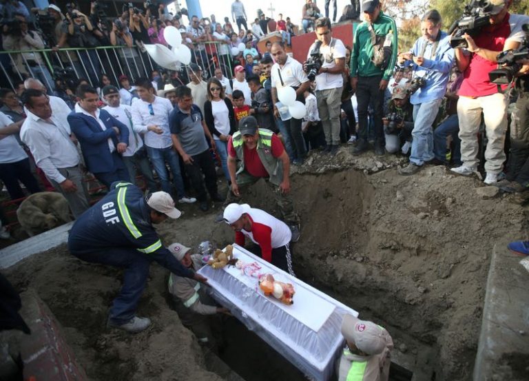 LYNXMPEG1J047.jpg,El ataúd de Fátima Cecilia Aldrighett, que fue asesinada en una comunidad al sur de la Ciudad de México, es enterrado entre familiares y vecinos. 18 de febrero de 2020.  REUTERS/Edgard Garrido; Crédito: EDGARD GARRIDO, Reuters