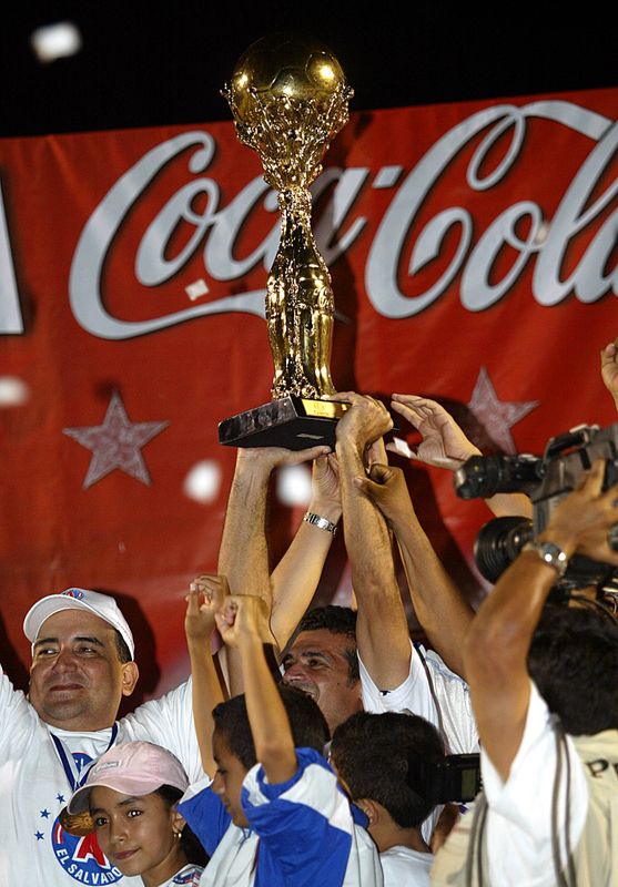 LYNXMPEG1J078.jpg,Foto de archivo de jugadores del Alianza alzando el trofeo tras ganar la Liga de El Salvador. 6 de junio de 2004.
REUTERS/Luis Galdamez; Crédito: Array, Reuters