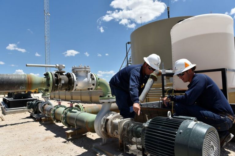 LYNXMPEG1J0ZX.jpg,Imagen de archivo de dos trabajadores petroleros inspeccionando las instalaciones de la firma Parsley Energy cerca de Midland, Texas, EEUU. 23 agosto 2018. REUTERS/Nick Oxford; Crédito: Nick Oxford, Reuters