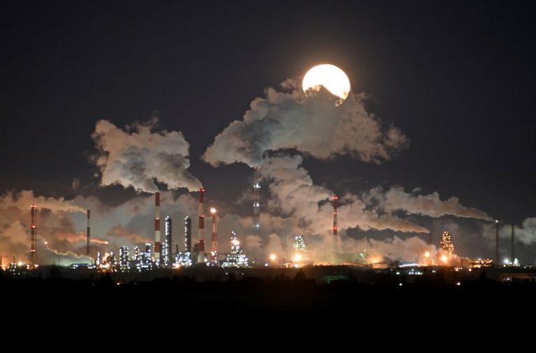 LYNXMPEG1J12K.jpg,Imagen de archivo de una luna llena sobre la refinería petrolera de Gazprom Neft en Omsk, Rusia. 10 febrero 2020. REUTERS/Alexey Malgavko; Crédito: Alexey Malgavko, Reuters