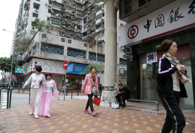 LYNXMPEG1J13T.jpg,Imagen de archivo de gente pasando frente a una sucursal del Banco de China en Macao. 19 diciembre 2019. REUTERS/Jason Lee; Crédito: Jason Lee, Reuters