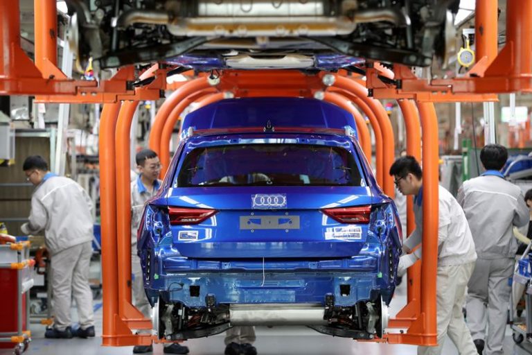 LYNXMPEG1J13U.jpg,FOTO DE ARCHIVO. Trabajadores ensamblan un automóvil Audi Q3 en la planta de FAW-Volkswagen, en Tianjin, China. 5 de diciembre de 2019. Imagen proporcionada por un tercero. REUTERS/Stringer.; Crédito: CHINA STRINGER NETWORK, Reuters