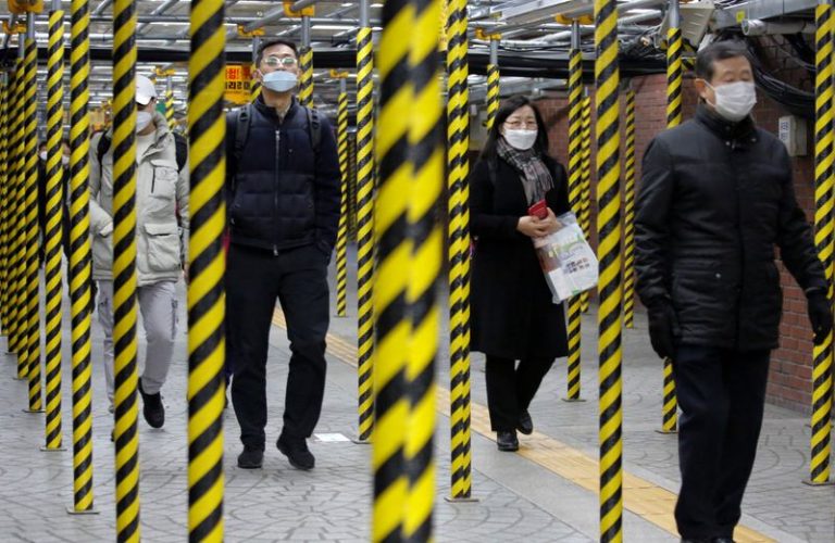 LYNXMPEG1J18P.jpg,People wearing masks as a preventive measure against the coronavirus walk at a subway station in Seoul, South Korea, February 20, 2020.   REUTERS/Heo Ran; Crédito: HEO RAN, Reuters