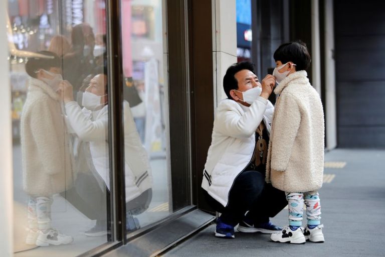 LYNXMPEG1J195.jpg,Un hombre y un niño usan mascarillas para evitar contraer un nuevo coronavirus, en el distrito comercial de Myeongdong, en Seúl, Corea del Sur. 20 de febrero de 2020. REUTERS/Heo Ran.; Crédito: HEO RAN, Reuters
