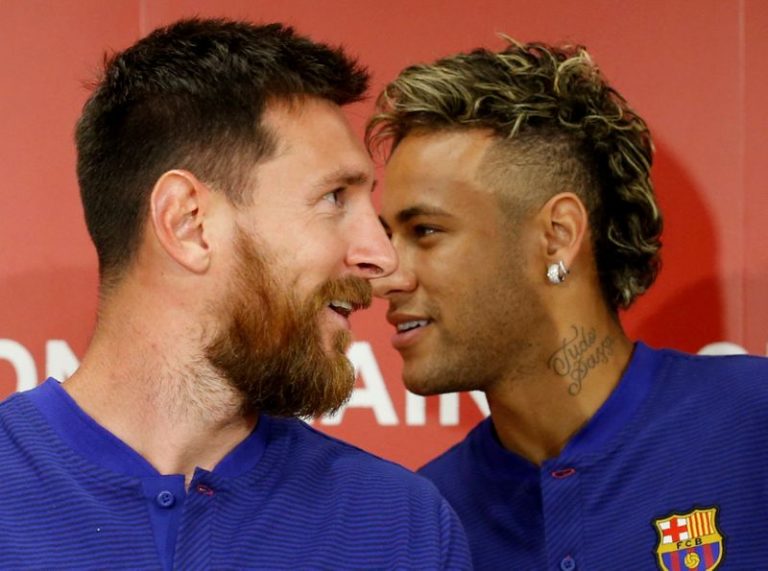 LYNXMPEG1J197.jpg,Los jugadores del FC Barcelona Lionel Messi (L) y Neymar asisten a una conferencia de prensa para anunciar el acuerdo de patrocinio entre el equipo y el operador de comercio electrónico japonés Rakuten Inc. en Tokio, Japón, el 13 de julio de 2017.  REUTERS/Kim Kyung-Hoon/Archivo Foto; Crédito: Kim Kyung Hoon, Reuters