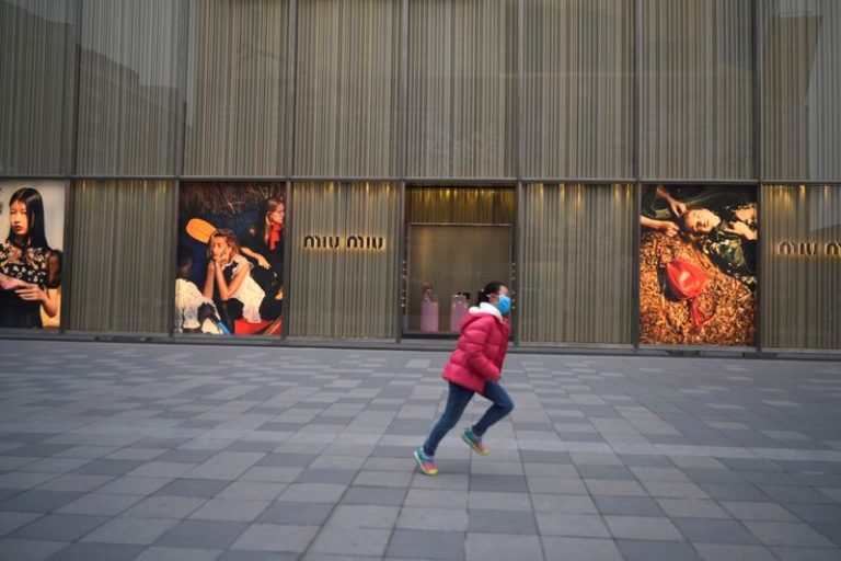 LYNXMPEG1J1B9.jpg,Una niña juega fuera de una tienda de Miu Miu en medio del brote de coronavirus en Pekín, China. 20 de febrero 2020. REUTERS/Tingshu Wang; Crédito: TINGSHU WANG, Reuters