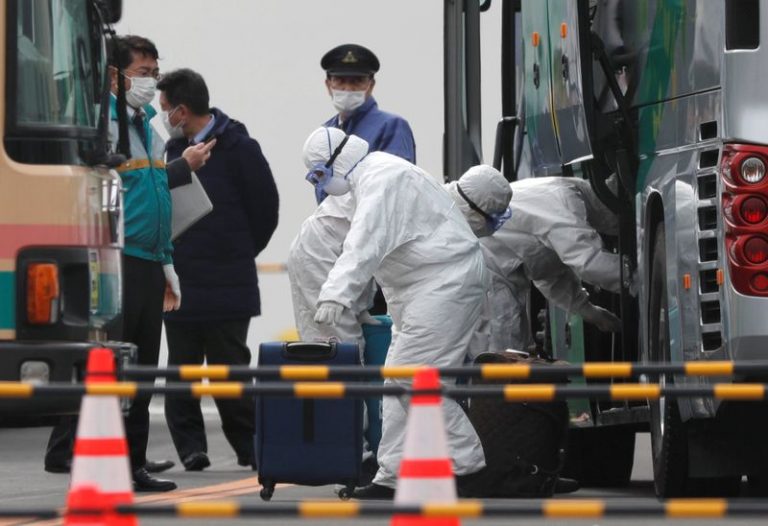 LYNXMPEG1J1CM.jpg,Trabajadores ingresan equipajes en un bus en momentos en que un segundo grupo de pasajeros del crucero Diamond Princess desembarca en el Puerto de Yokohama, en el sur de Tokio, Japón, Febrero 20, 2020. REUTERS/Kim Kyung-Hoon; Crédito: KIM KYUNG-HOON, Reuters