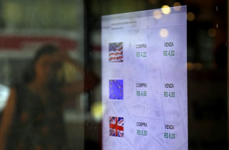 LYNXMPEG1J1ED.jpg,Una pizarra electrónica muestra la cotización cambiaria en Rio de Janeiro, Brasil.
Febrero 19, 2020. REUTERS/Ricardo Moraes; Crédito: RICARDO MORAES, Reuters