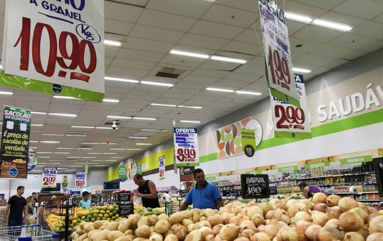 LYNXMPEG1J1IA.jpg,FOTO DE ARCHIVO: Clientes miran los precios en un supermercado en Río de Janeiro. 28 de julio de 2018. REUTERS/Sergio Moraes; Crédito: Sergio Moraes, Reuters