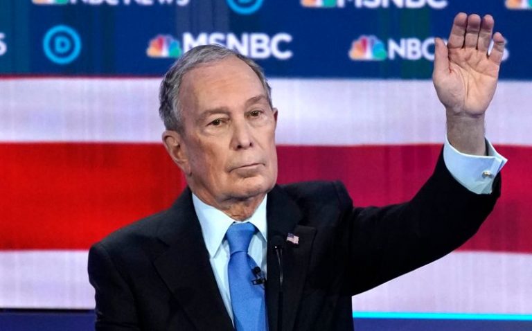 LYNXMPEG1J1J9.jpg,El ex alcalde de la ciudad de Nueva York Mike Bloomberg levanta la mano para hablar durante el noveno debate de los candidatos presidenciales demócratas de EEUU 2020 en el Teatro Paris en Las Vegas Nevada, EEUU, el 19 de febrero de 2020. REUTERS/Mike Blake; Crédito: MIKE BLAKE, Reuters