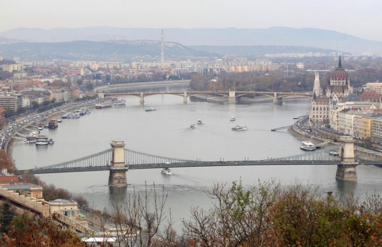 LYNXMPEG1J1KY.jpg,Foto de archivo. El el icónico Puente de las Cadenas visto desde Gellert Hill, Budapest, Hungría, 15 noviembre 2018. REUTERS/Bernadett Szabo; Crédito: Bernadett Szabo, Reuters