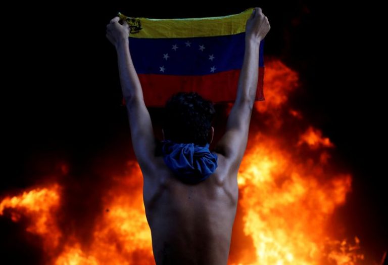 LYNXMPEG1J1MG.jpg,Imagen de archivo de un manifestante sosteniendo una bandera de Venezuela en medio de protestas contra el presidente Nicolás Maduro, en Caracas, Junio 12, 2017. REUTERS/Carlos Garcia Rawlins; Crédito: Carlos Garcia Rawlins, Reuters