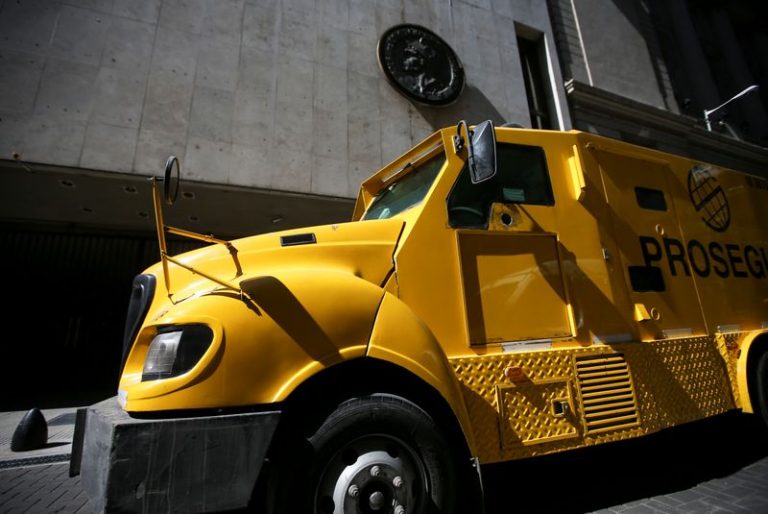 LYNXMPEG1J1MZ.jpg,Foto de archivo. Un camión de caudales pasa por la Bolsa de Comercio de Buenos Aires, Argentina. Sep 3, 2019. REUTERS/Agustin Marcarian; Crédito: AGUSTIN MARCARIAN, Reuters