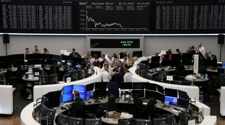 LYNXMPEG1J1P2.jpg,Operadores en el piso de la Bolsa de Fráncfort, Alemania, Diciembre 30, 2019. REUTERS/Staff; Crédito: STAFF, Reuters
