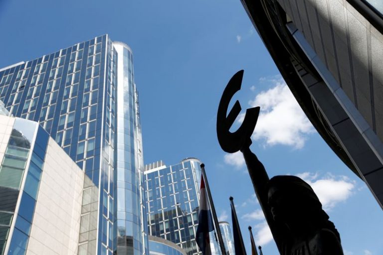LYNXMPEG1J1PM.jpg,A sculpture of Euro symbol is pictured in front of the European Parliament in Brussels, Belgium, May 2, 2018. REUTERS/Francois Lenoir/Files; Crédito: FRANCOIS LENOIR, Reuters