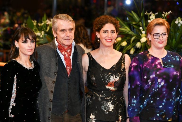 LYNXMPEG1J1PT.jpg,Los miembros del jurado Berenice Bejo, Jeremy Irons, Annemarie Jacir y Bettina Brokemper llegan a la proyección de la película 