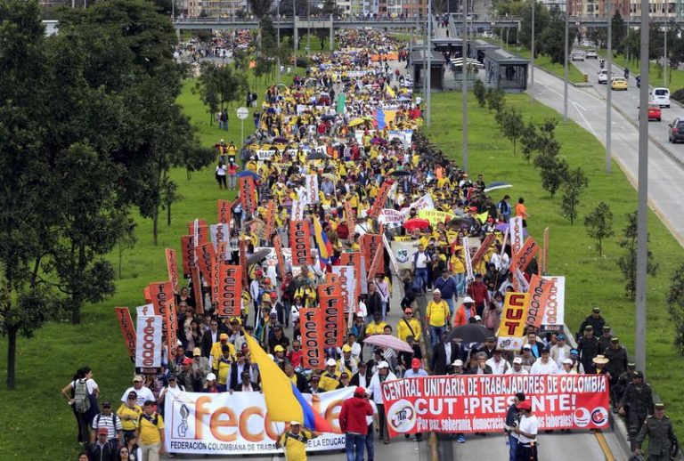 LYNXMPEG1J1RB.jpg,Imagen de archivo de una marcha durante una huelga de maestros contra el gobierno en Bogotá, Colombia. 27 de abril, 2015. REUTERS/Jose Miguel Gomez/Archivo; Crédito: Jose Gomez, Reuters