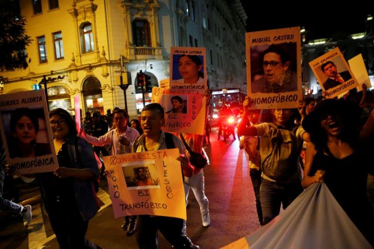 LYNXMPEG1J1SL.jpg,FOTO DE ARCHIVO-Manifestantes protestan en apoyo a un decreto destinado a detener la violencia doméstica, el femicidio y la violencia de género en Lima, Perú, 5 de abril del 2017. REUTERS/Guadalupe Pardo ; Crédito: Guadalupe Pardo, Reuters