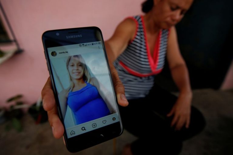 LYNXMPEG1J1XD.jpg,Carolina Gil muestra la foto de su hija Maroly Bastardo, una venezolana embarazada de ocho meses que desapareció junto a parte de su familia cuando intentaba escapar a Trinidad y Tobago, en la casa familiar de El Tigre, Venezuela, el 4 de junio de 2019. REUTERS/Iván Alvarado; Crédito: Iván Alvarado, Reuters