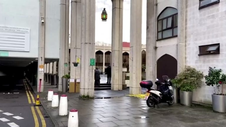 detienen-a-un-hombre-por-apunalar-a-una-persona-en-mezquita-de-londres-reuters