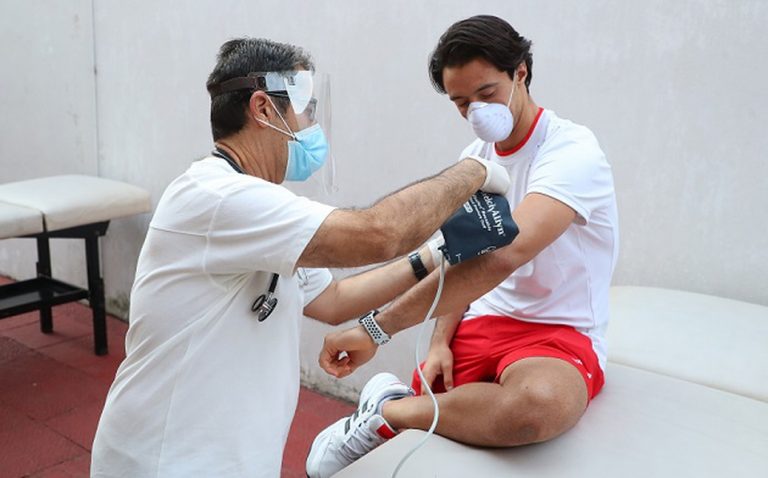 tono-rodriguez-realizando-pruebas-medicas