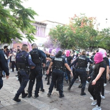Policías agreden a manifestantes