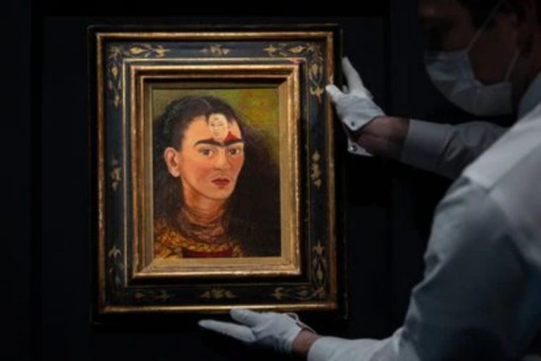 Autorretrato-de-Frida-Kahlo-es-subastado-en-34.9-millones-de-dolares-y-marca-un-record-1024x683