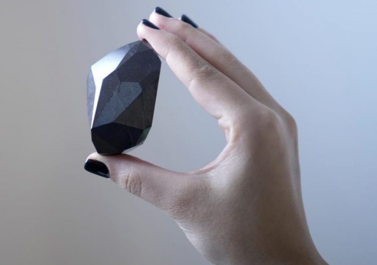 Enigma-el-diamante-negro-mas-grande-del-mundo-proviene-del-espacio-y-sera-subastado-1024x718