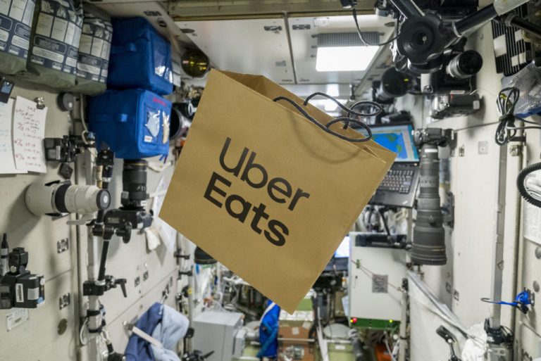 Uber-Eats-hace-su-primera-entrega-de-comida-en-el-espacio…-¿Que-comida-recibieron-1024x684