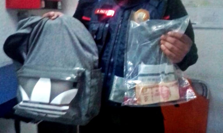 Usuario-del-Metro-encuentra-mochila-con-10-mil-pesos-en-su-interior-y-la-devuelve