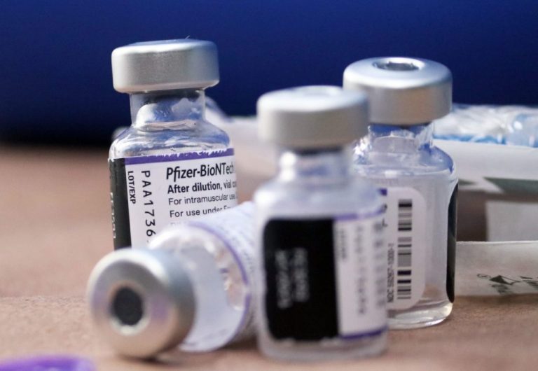 Masiva asistencia de personas de 18 a 29 años en el campus universitario para ser vacunados contra el covid-19 con la vacuna Pfizer-BioNTech.