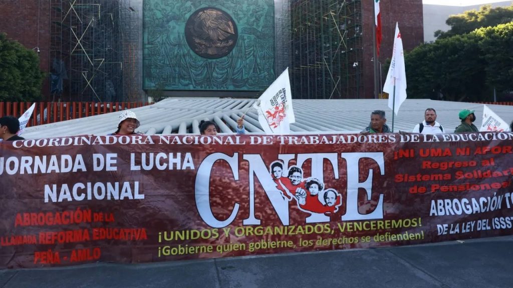 la CNTE quiere secuestrar el balón