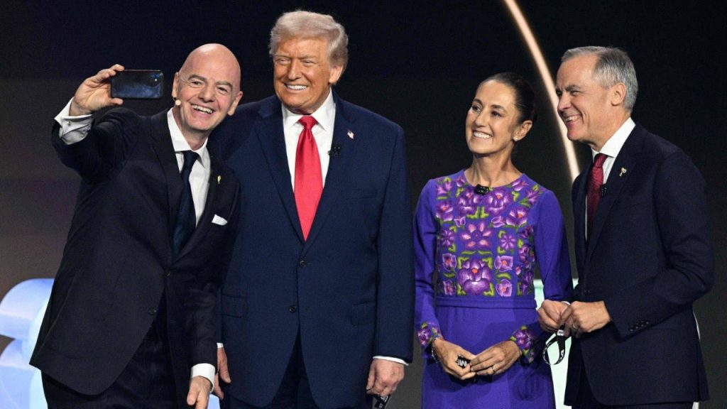 Selfie de Gianni Infantino con Sheinbaum, Trump y Carney